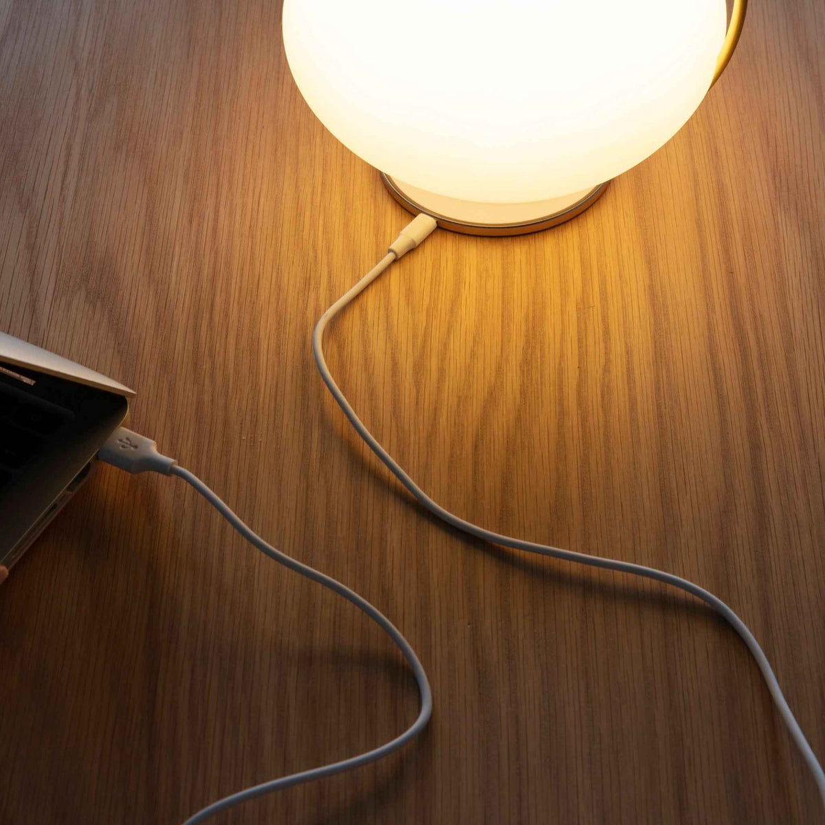 UMAGE Orbit trådløs bordlampe – miljøbillede