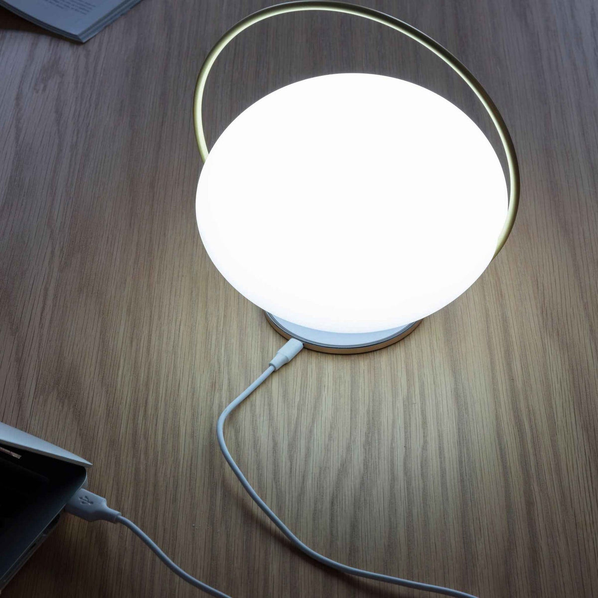 UMAGE Orbit trådløs bordlampe – miljøbillede