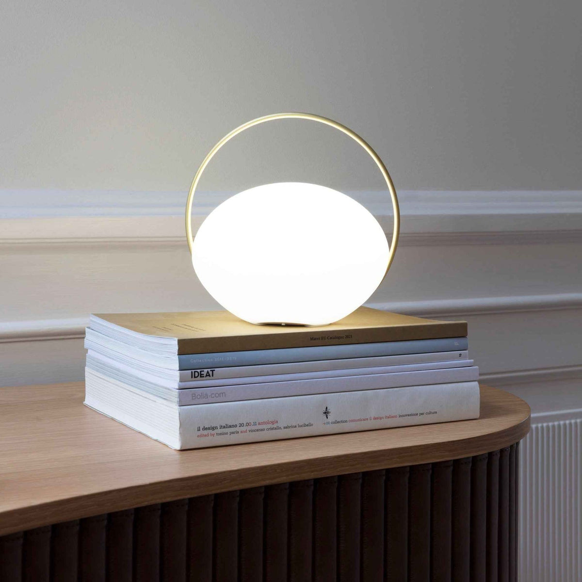 UMAGE Orbit trådløs bordlampe – miljøbillede