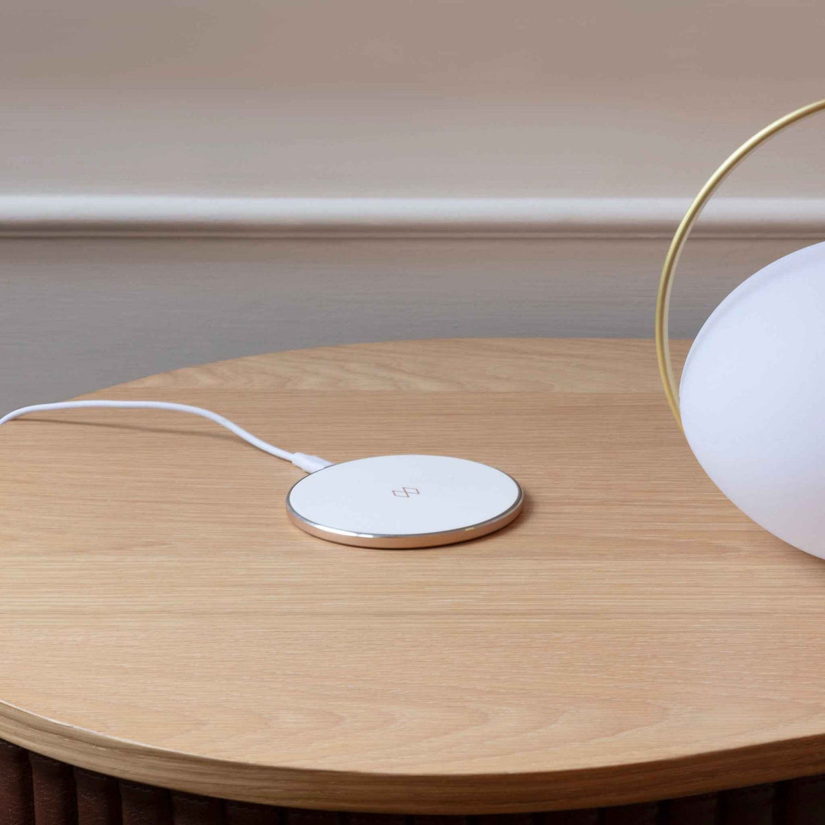 UMAGE Orbit trådløs bordlampe – miljøbillede