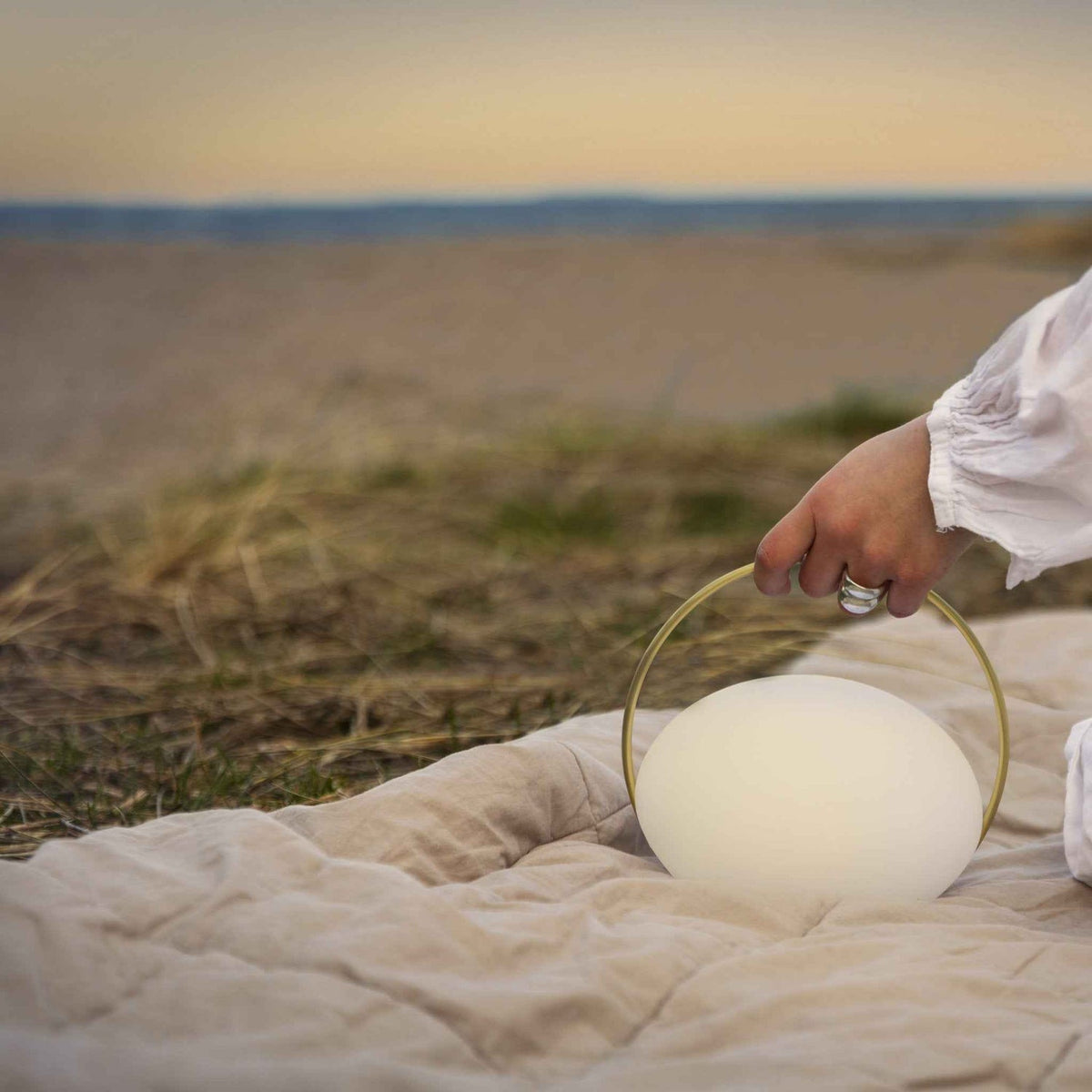 UMAGE Orbit trådløs bordlampe – miljøbillede