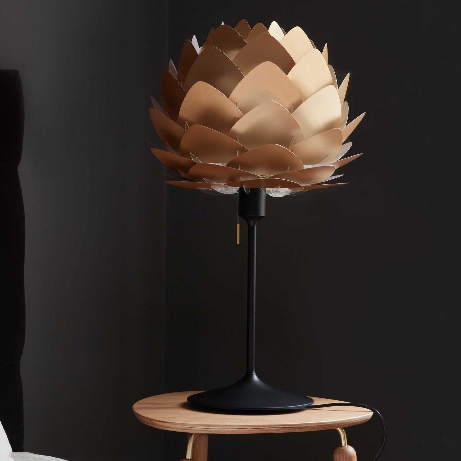 UMAGE Aluvia mini bordlampe i Brushed Bronze med fod i sort – miljøbillede