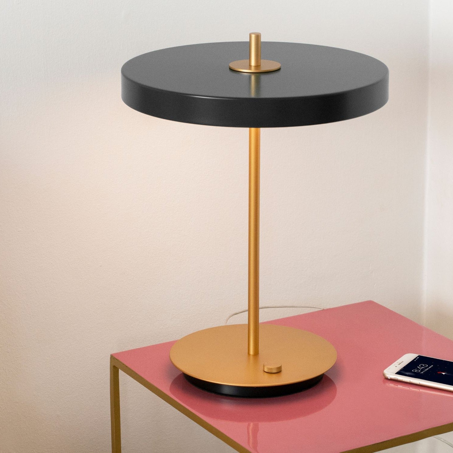 UMAGE Asteria bordlampe i Anthracite Grey – miljøbillede