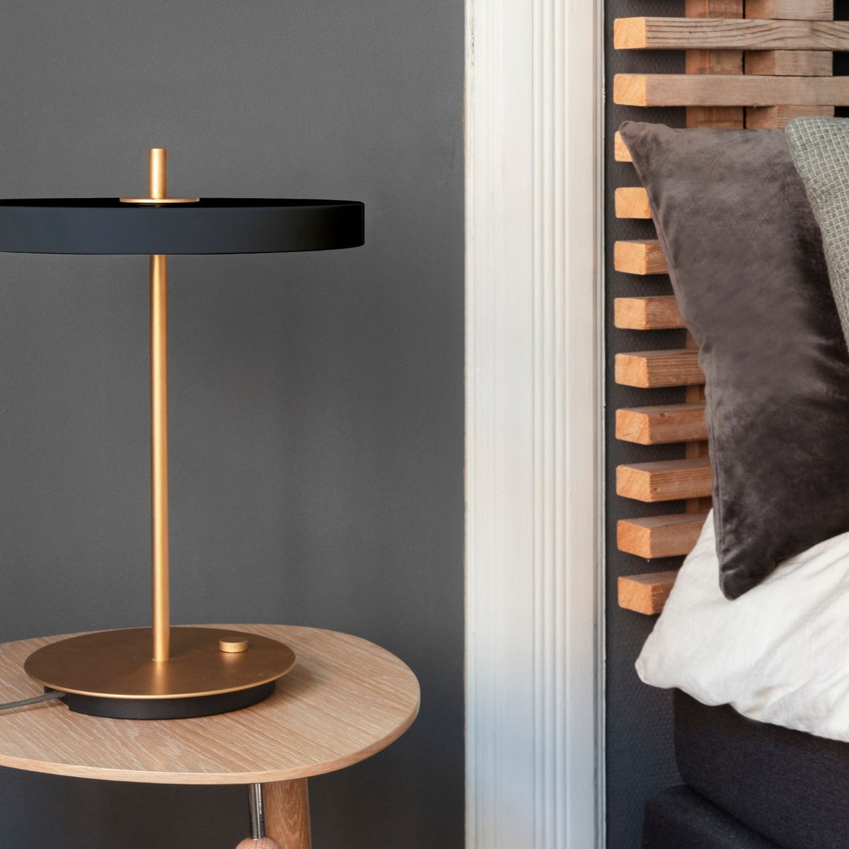 UMAGE Asteria bordlampe i Anthracite Grey – miljøbillede