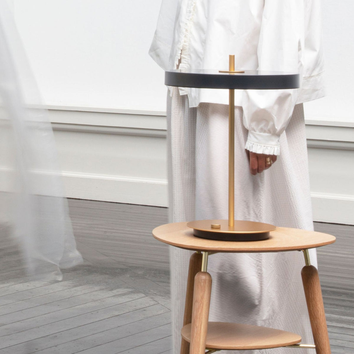 UMAGE Asteria bordlampe i Black – miljøbillede