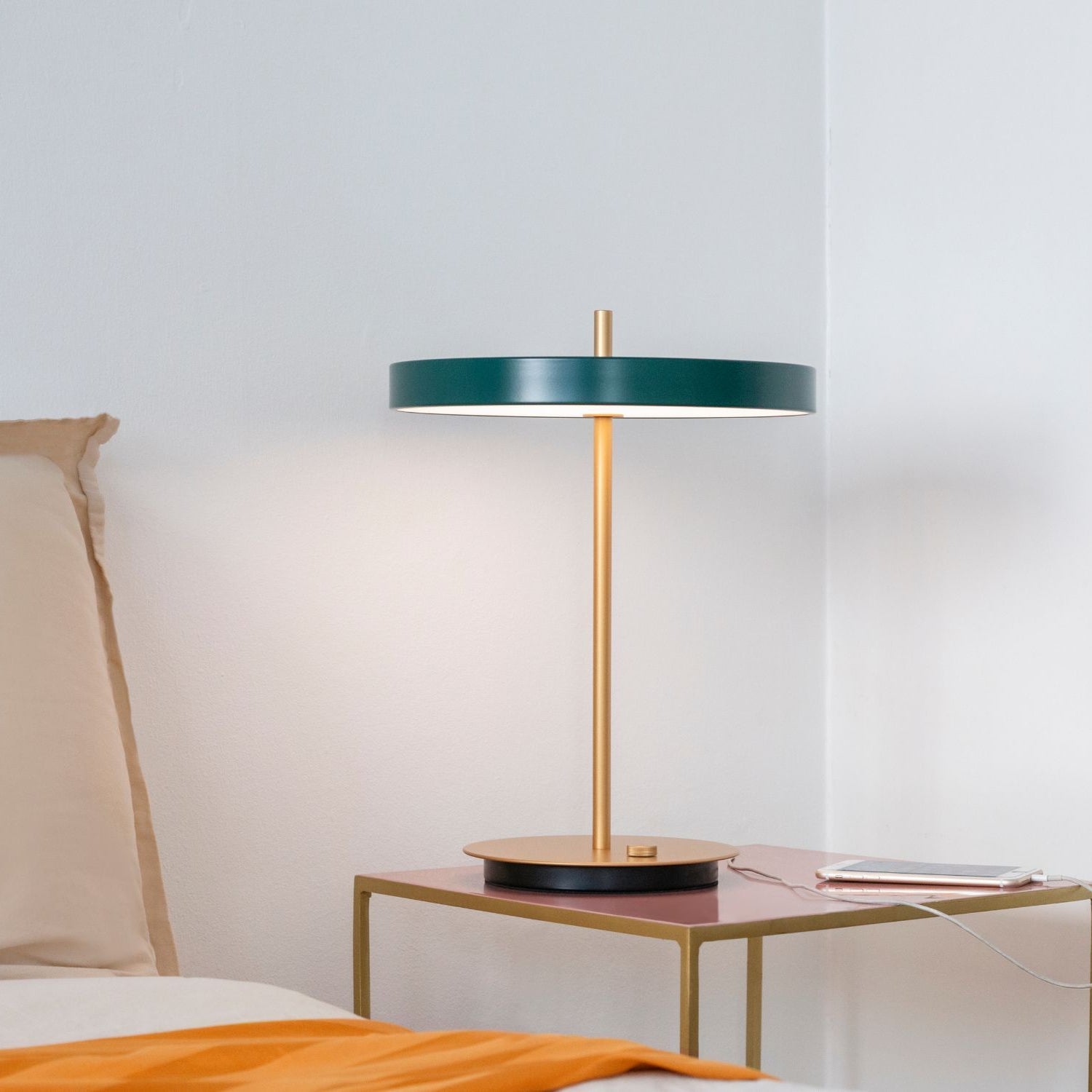 UMAGE Asteria bordlampe i Forest Green – miljøbillede