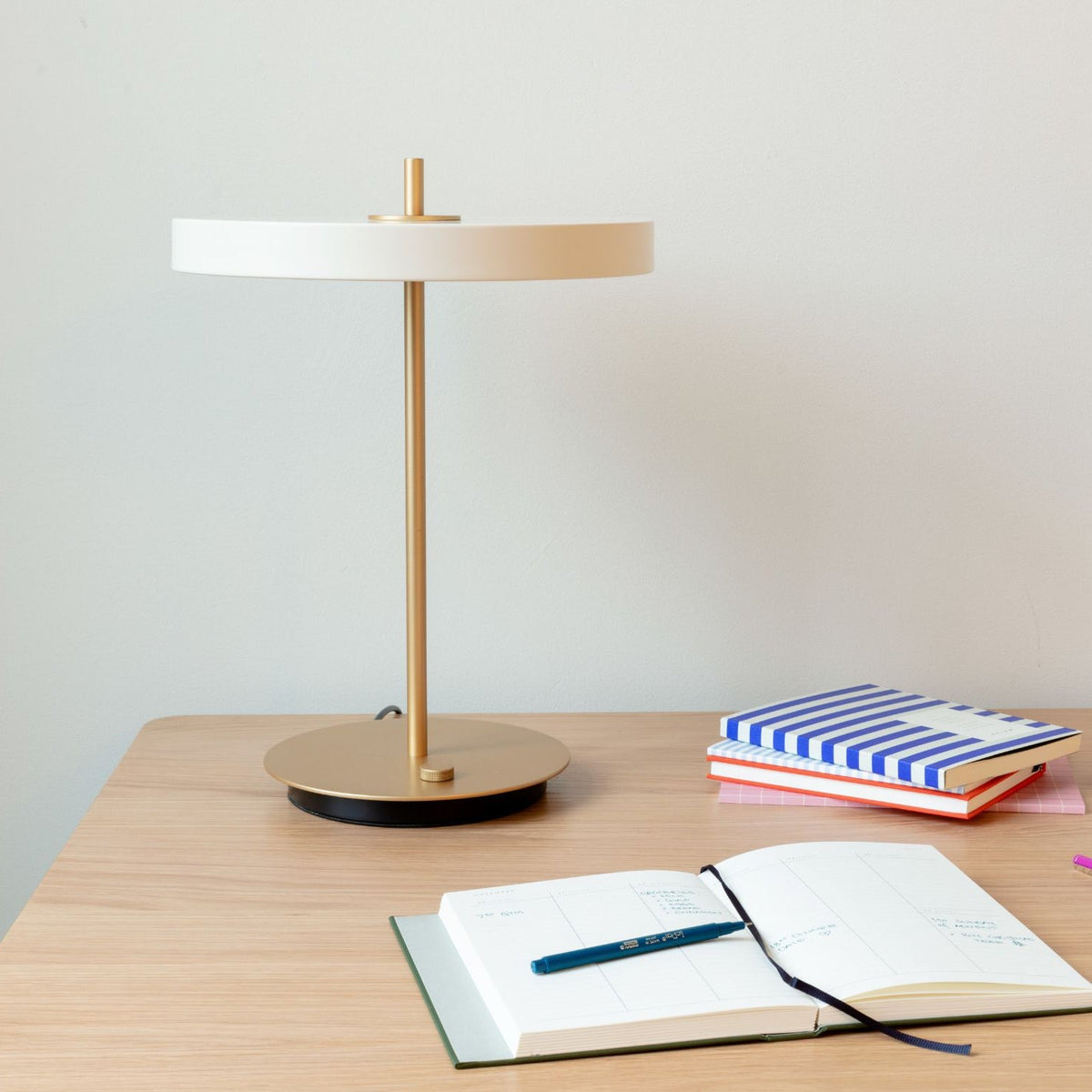 UMAGE Asteria bordlampe i Pearl White – miljøbillede
