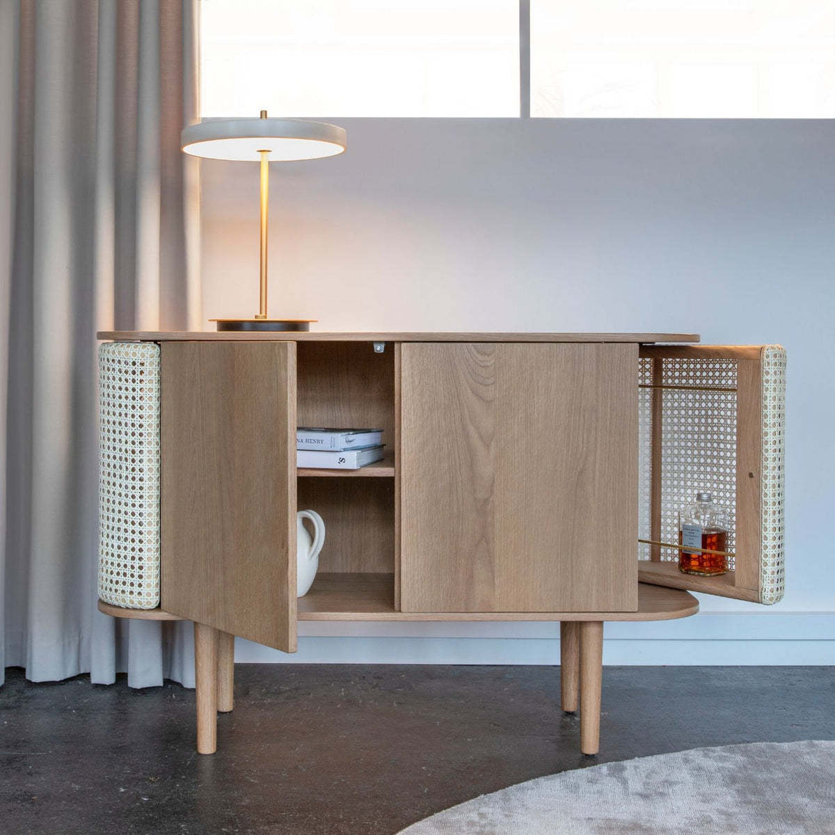 UMAGE Asteria bordlampe i Pearl White – miljøbillede