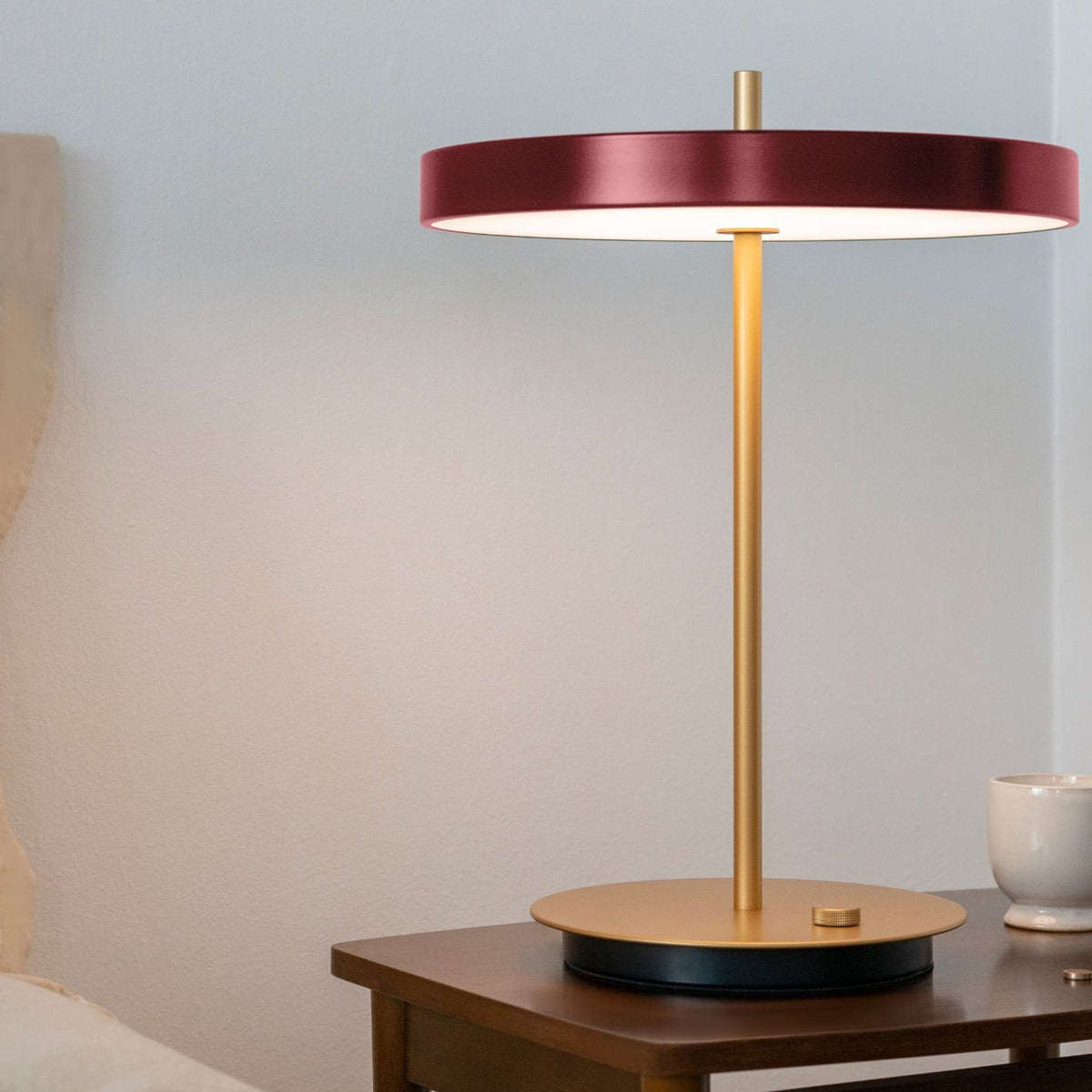 UMAGE Asteria bordlampe i Ruby Red – miljøbillede