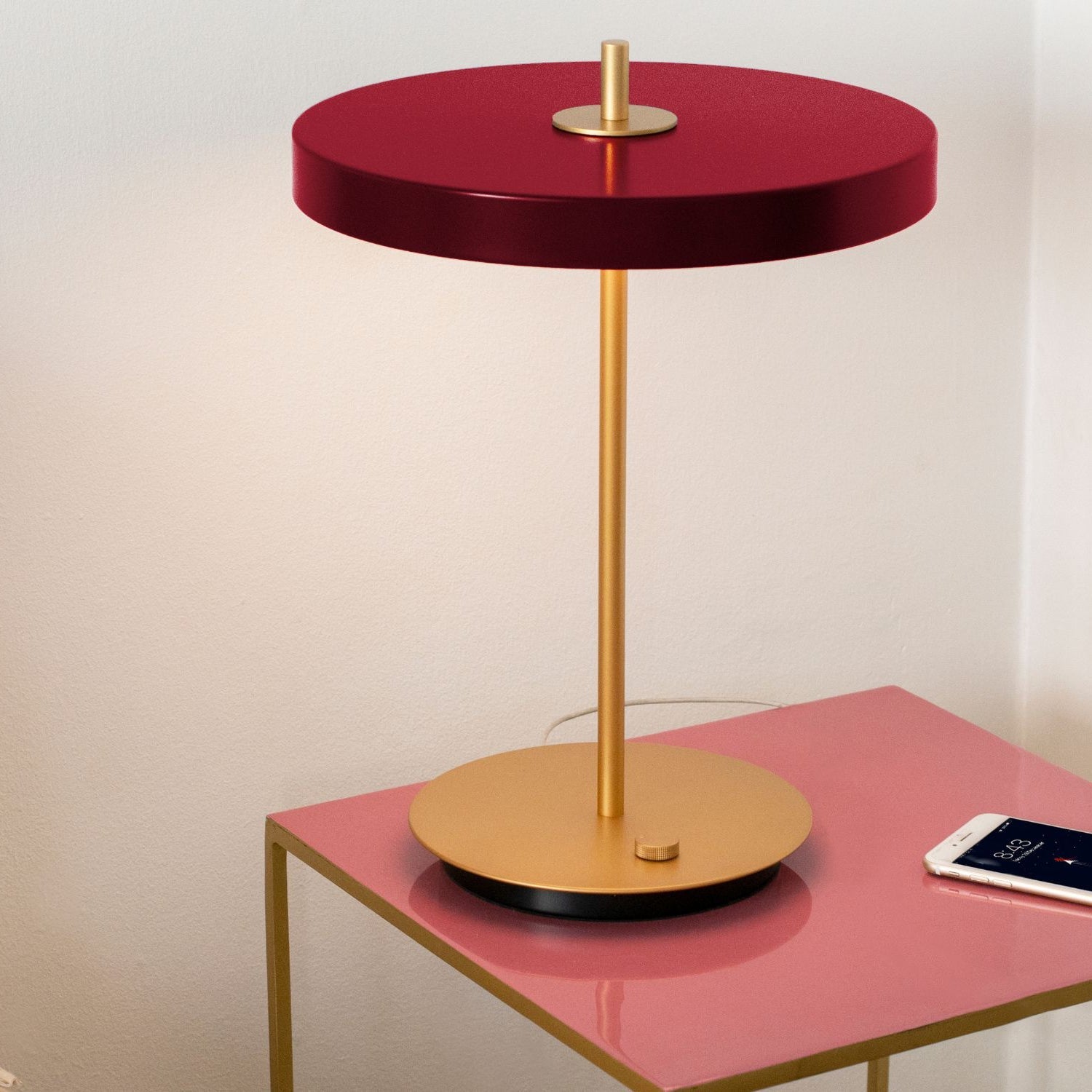 UMAGE Asteria bordlampe i Ruby Red – miljøbillede