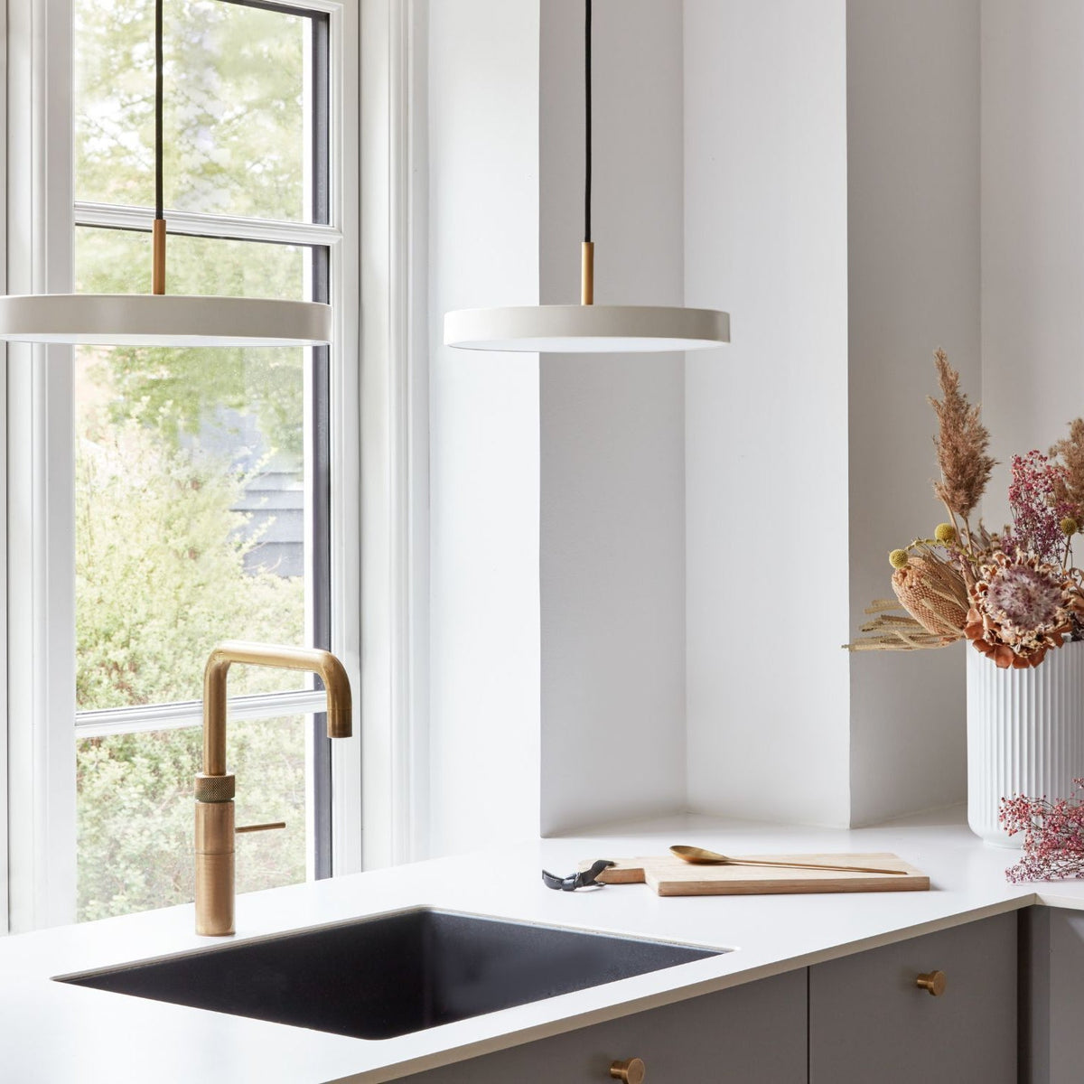 UMAGE Asteria pendel i Pearl White med messingtop, Mini – miljøbillede