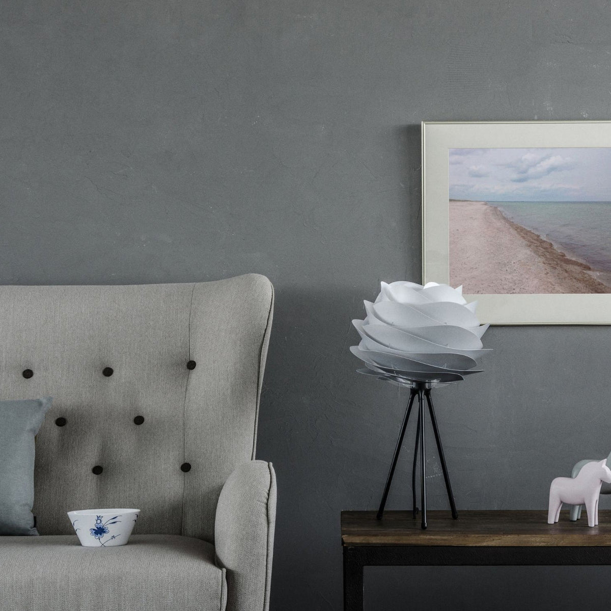 UMAGE Carmina mini bordlampe i Misty Grey på sort Tripod-fod – miljøbillede