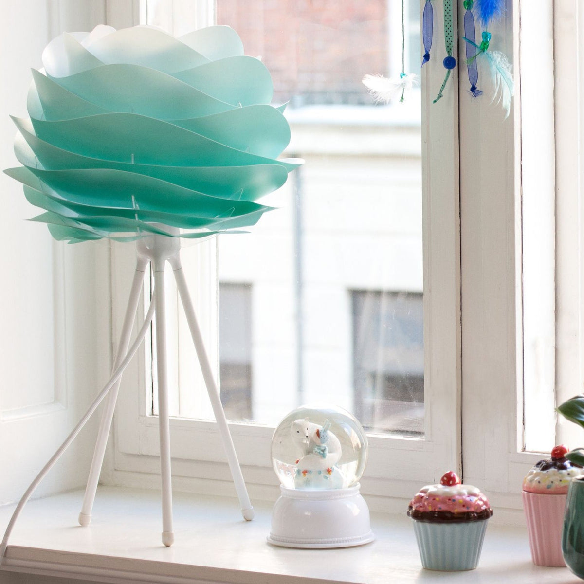 UMAGE Carmina mini bordlampe i Turquoise på hvid Tripod-fod – miljøbillede