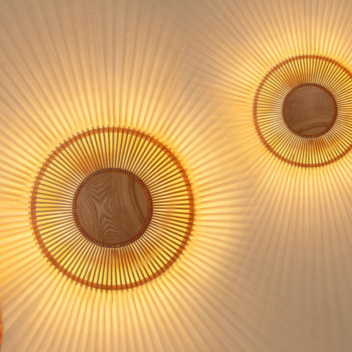 UMAGE Clava Up Wood lampe i lys eg – miljøbillede