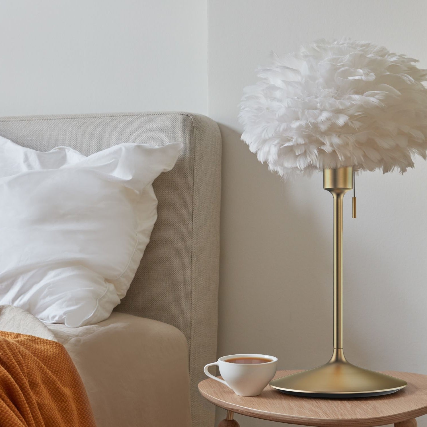 UMAGE Eos champagne bordlampe, White Mini på messingfod – miljøbillede