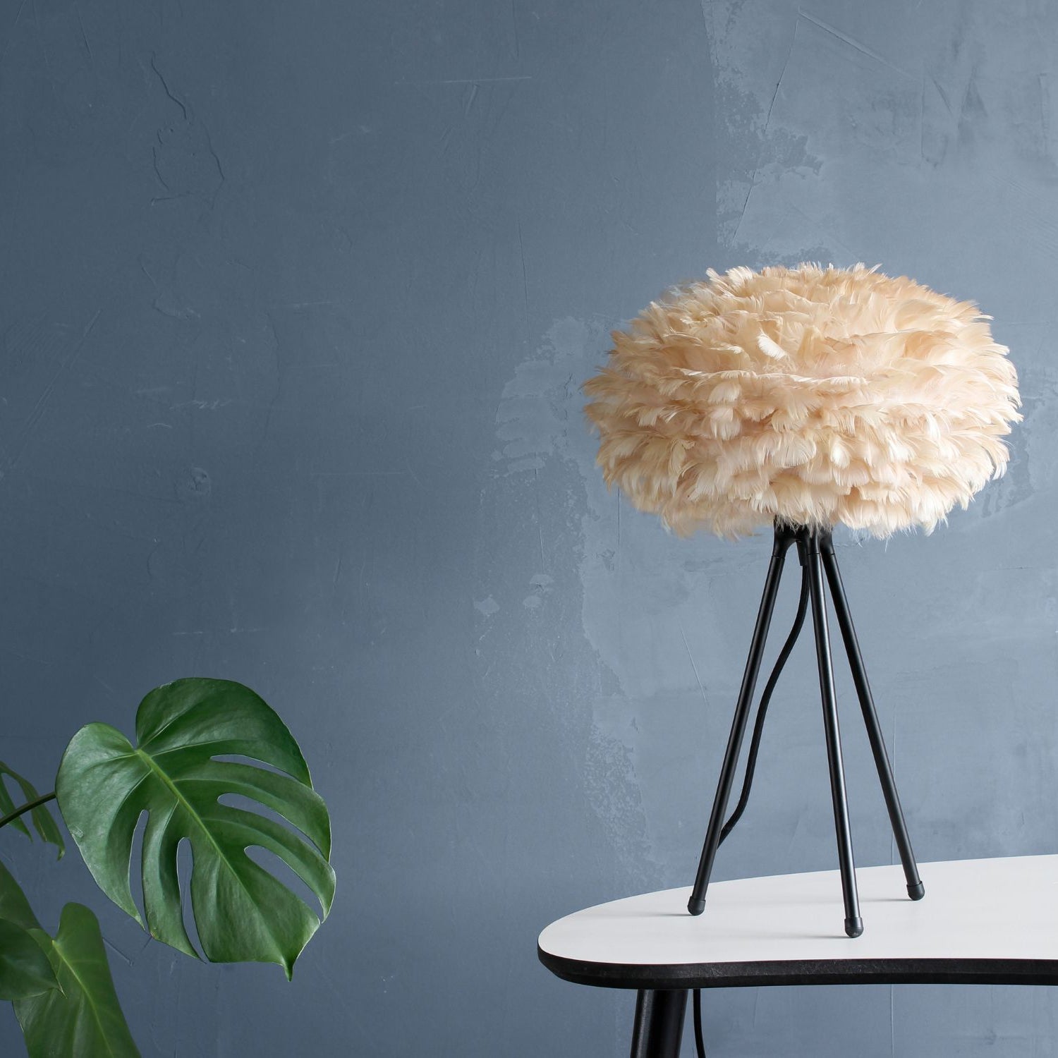 UMAGE Eos Tripod bordlampe, Light Brown skærm Mini på sort Tripod-fod – miljøbillede