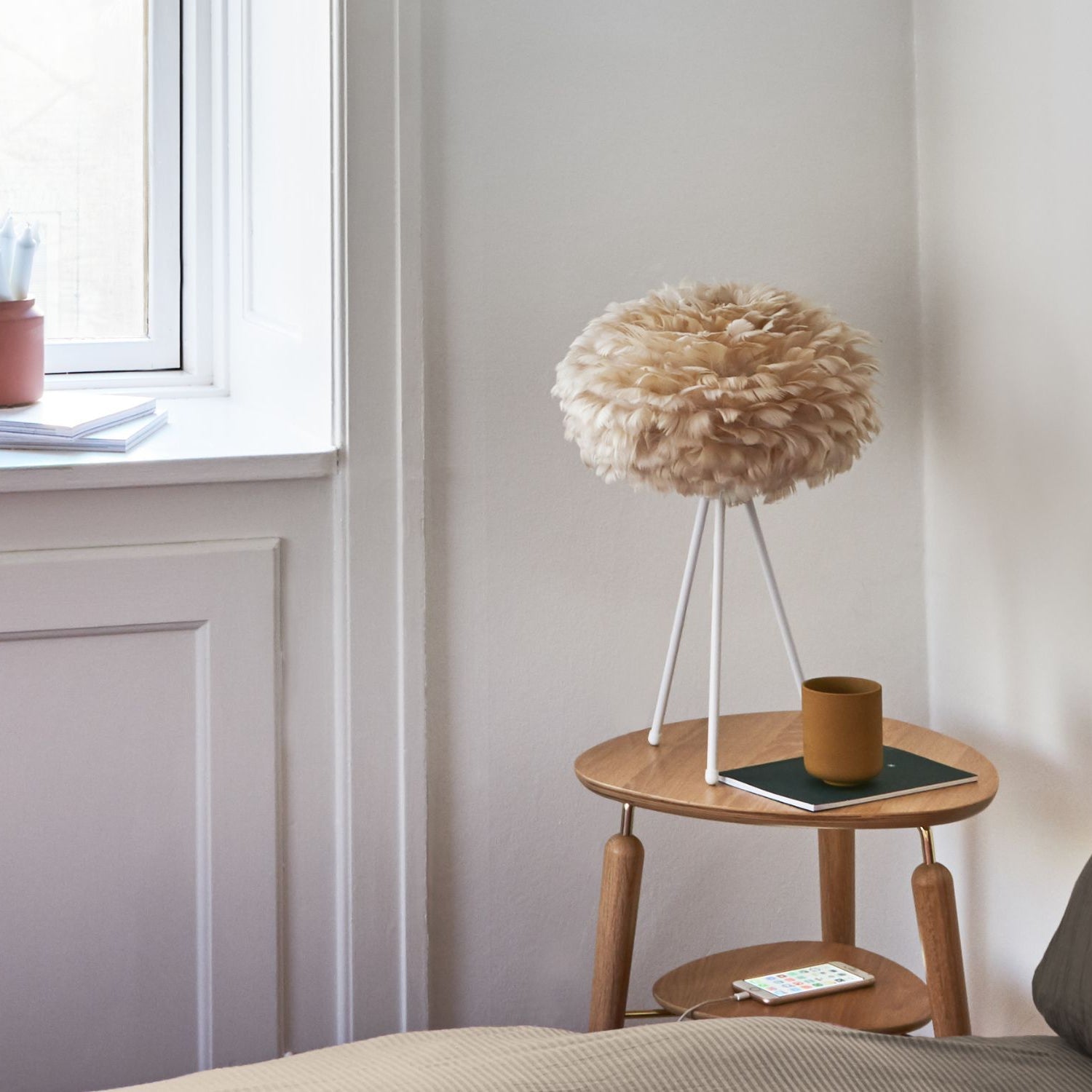 UMAGE Eos Tripod bordlampe, Light Brown skærm Mini på hvid Tripod-fod – miljøbillede