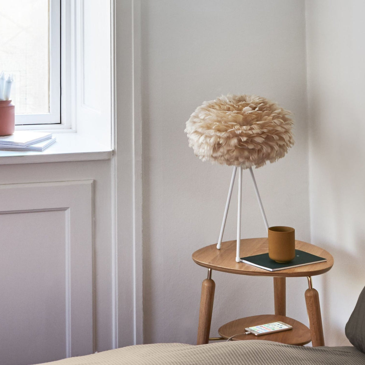 UMAGE Eos Tripod bordlampe, Light Brown skærm Mini på hvid Tripod-fod – miljøbillede