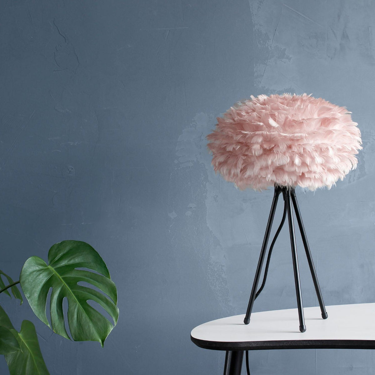 UMAGE Eos Tripod bordlampe, Light Rose skærm Mini på sort Tripod-fod – miljøbillede