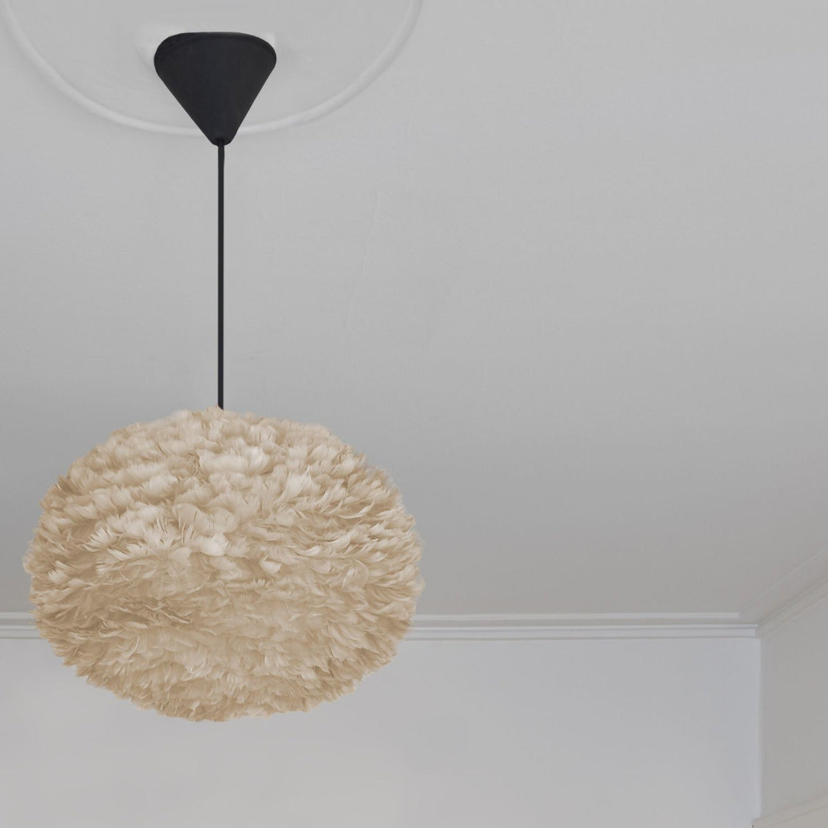 UMAGE Eos pendel i Light Brown, Large med sort ledning – miljøbillede