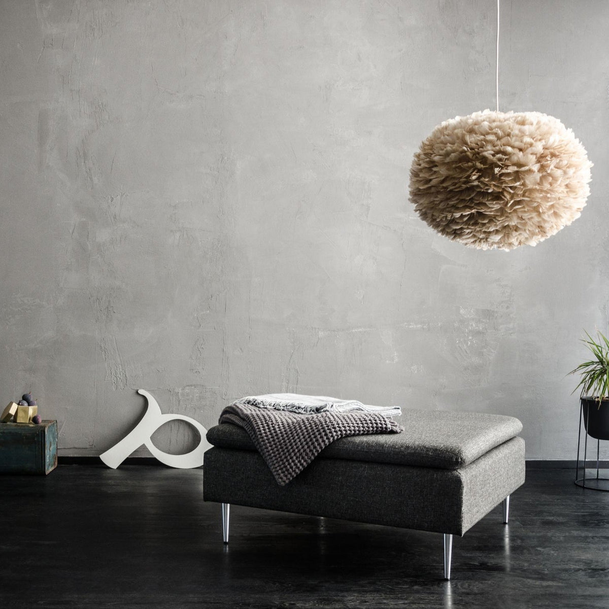 UMAGE Eos pendel i Light Brown, Large med hvid ledning – miljøbillede