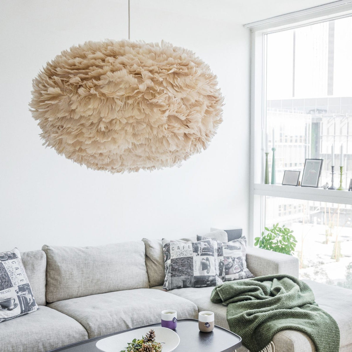 UMAGE Eos pendel i Light Brown, X-Large med hvid ledning – miljøbillede