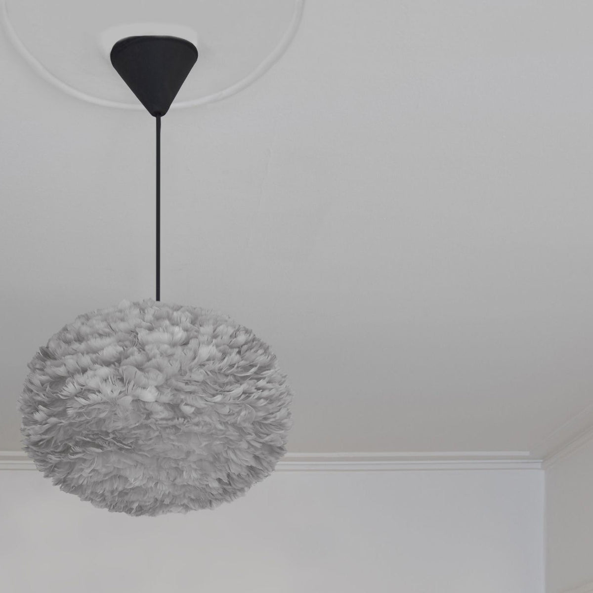 UMAGE Eos pendel i Light Grey, Large med sort ledning – miljøbillede