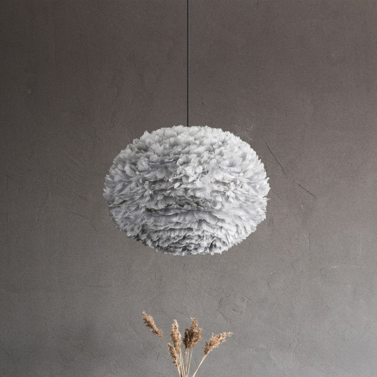 UMAGE Eos pendel i Light Grey, Large med sort ledning – miljøbillede