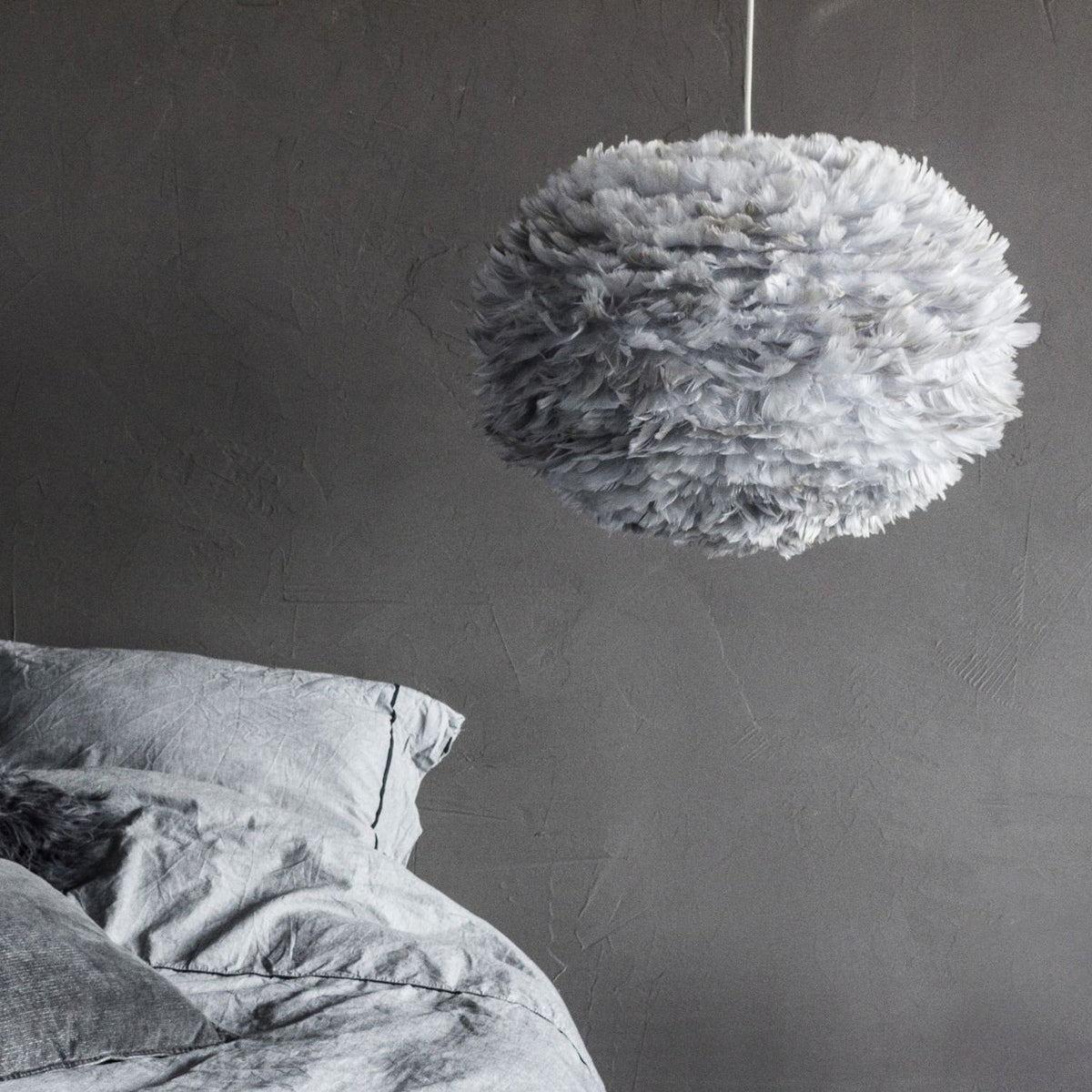 UMAGE Eos pendel i Light Grey, Large med hvid ledning – miljøbillede
