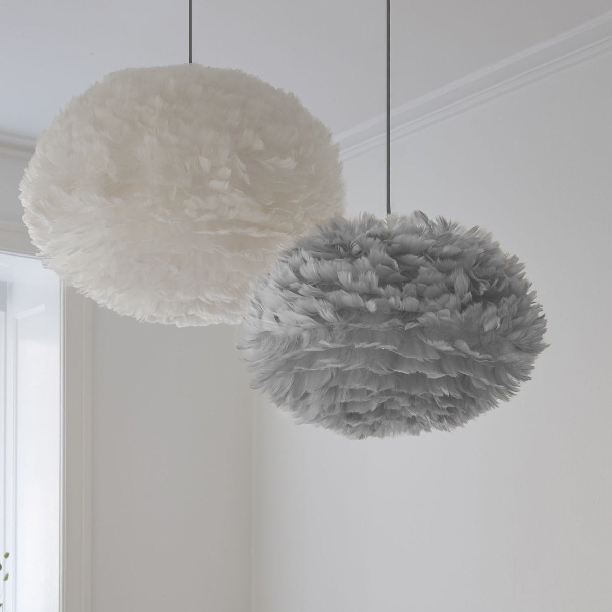 UMAGE Eos pendel i Light Grey, Medium med sort ledning – miljøbillede