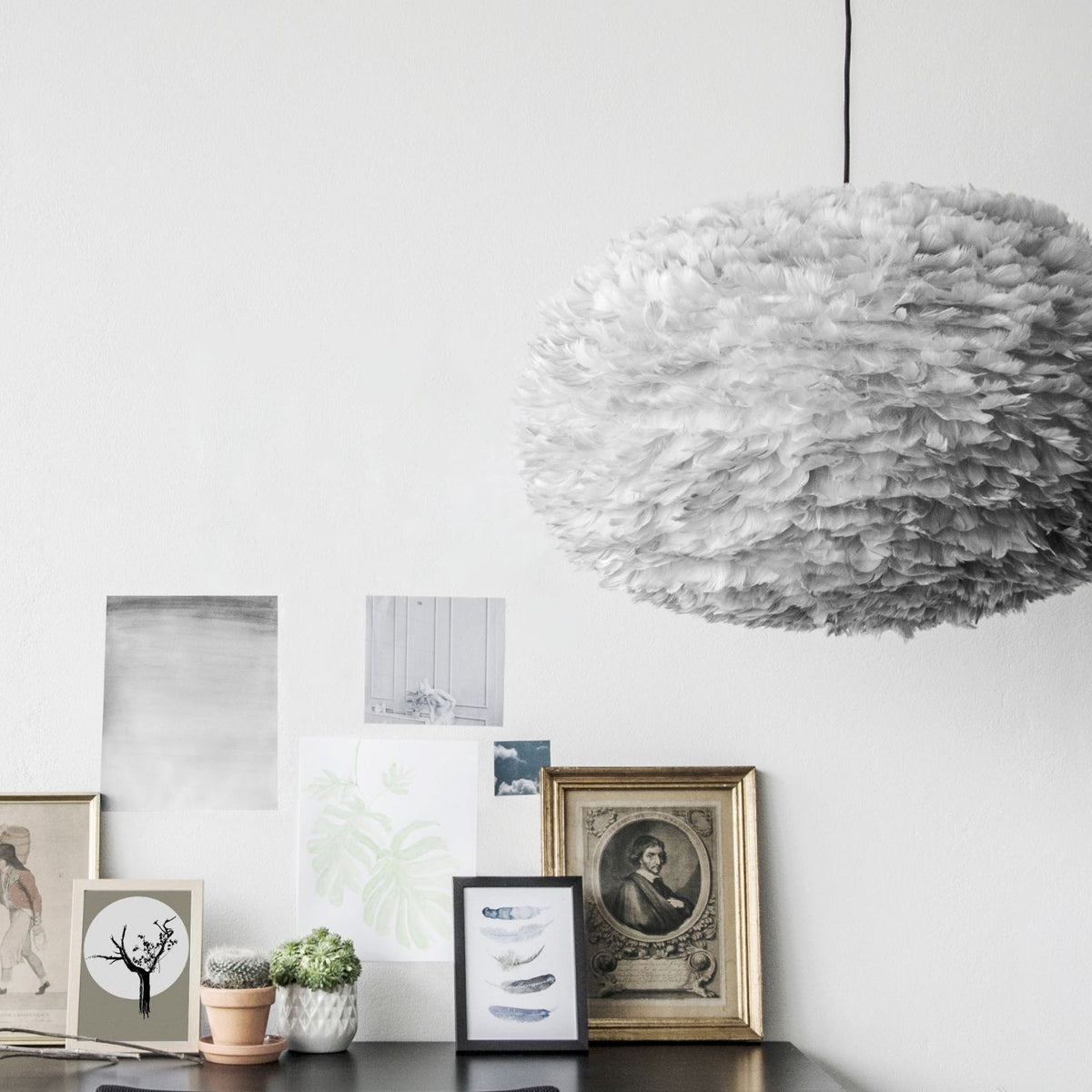 UMAGE Eos pendel i Light Grey, X-Large med sort ledning – miljøbillede
