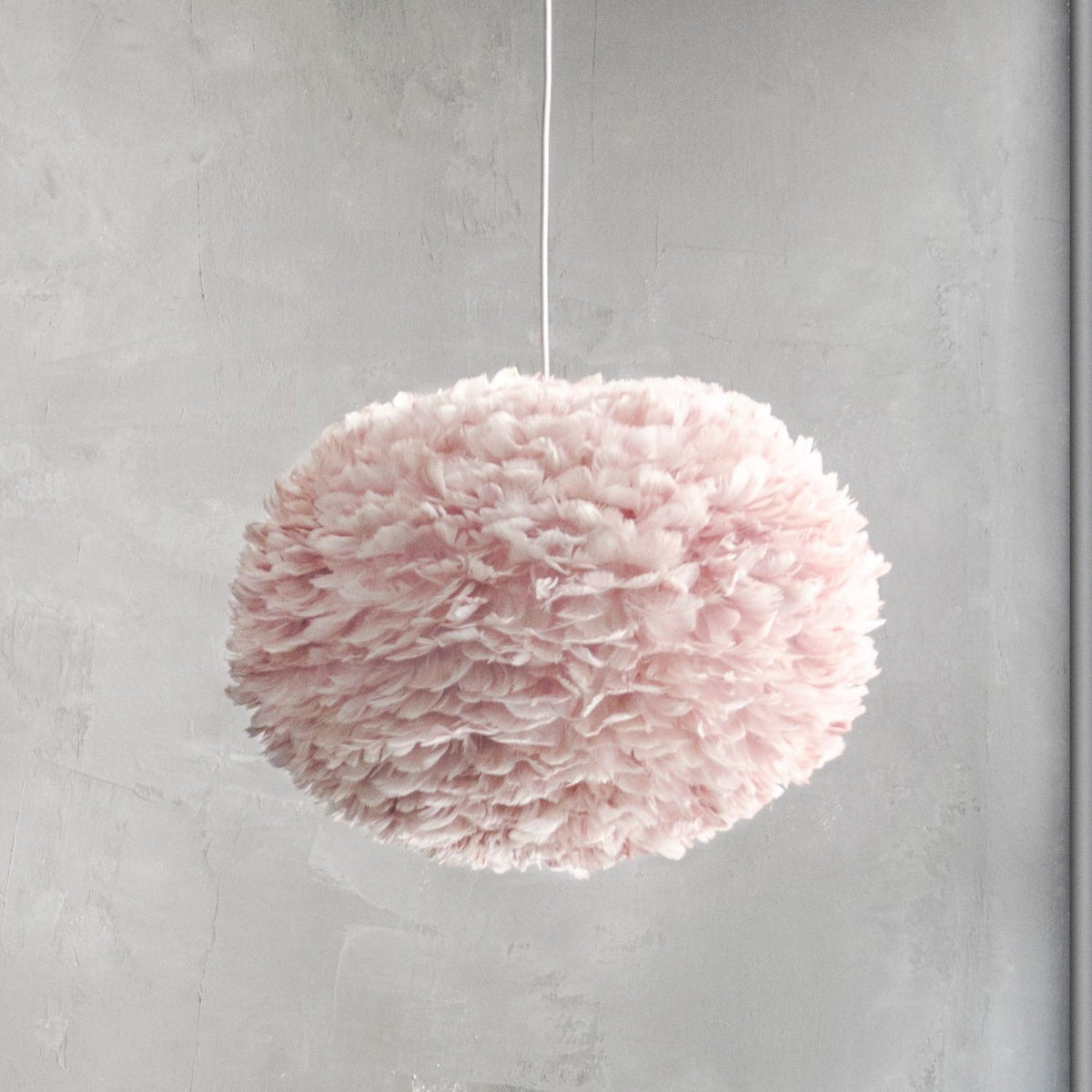 UMAGE Eos pendel i Light Rose, Large med hvid ledning – miljøbillede
