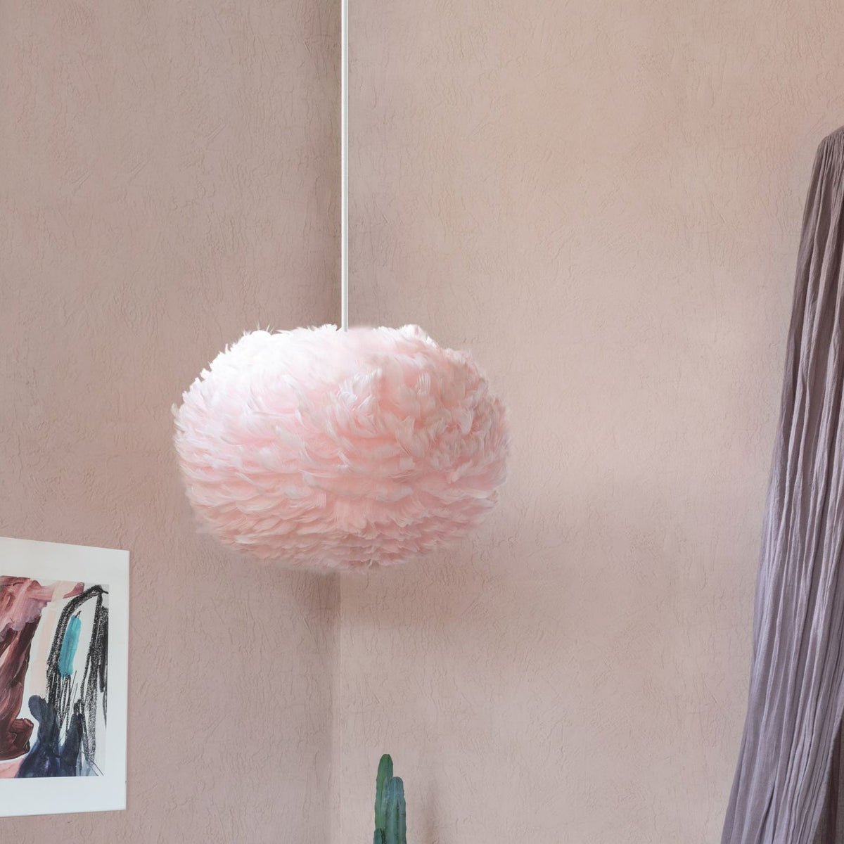 UMAGE Eos pendel i Light Rose, Medium med hvid ledning – miljøbillede