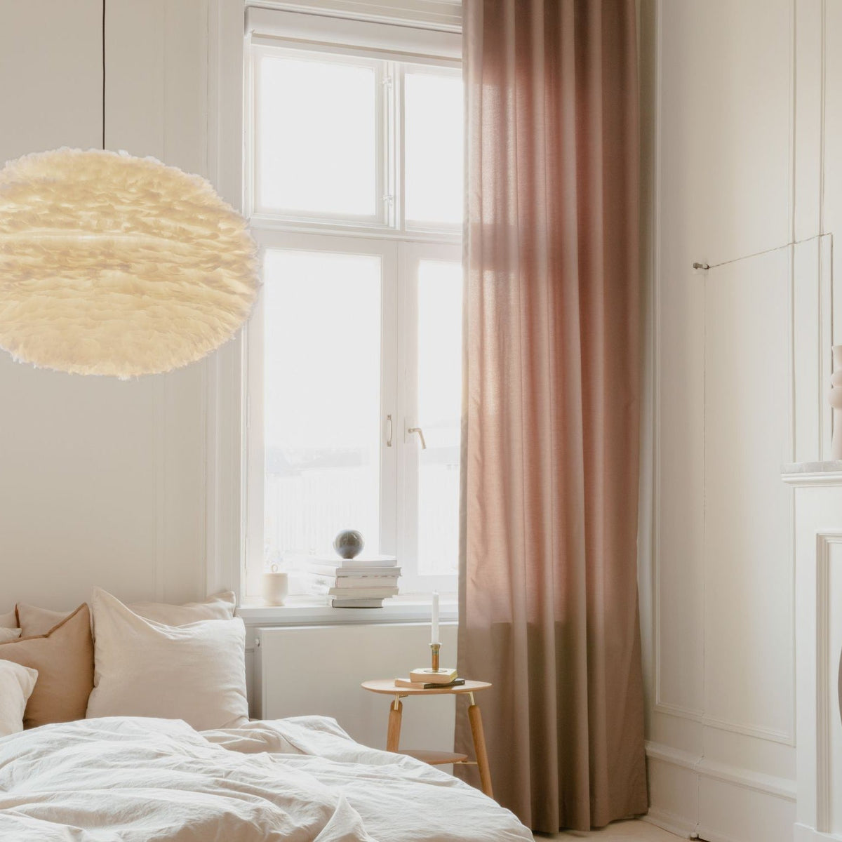 UMAGE Eos pendel i White, X-Large med sort ledning – miljøbillede