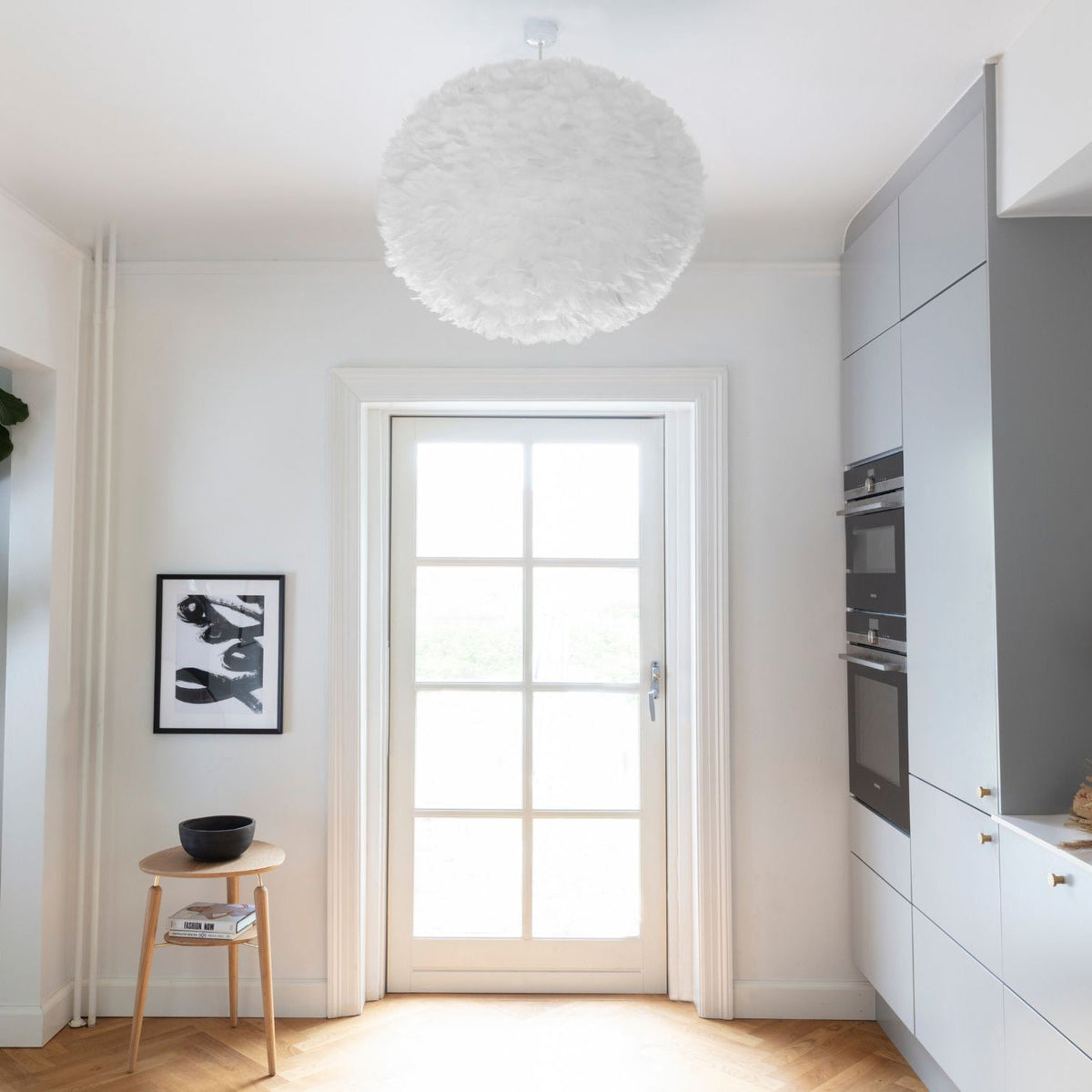 UMAGE Eos pendel i White, X-Large med hvid ledning – miljøbillede