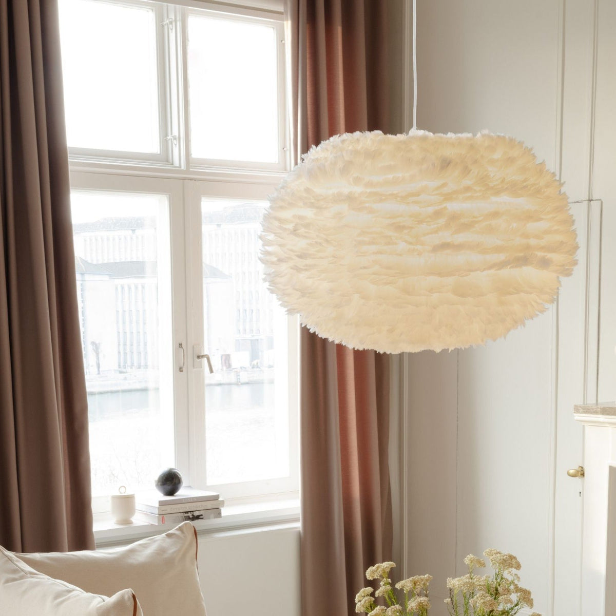 UMAGE Eos pendel i White, X-Large med hvid ledning – miljøbillede