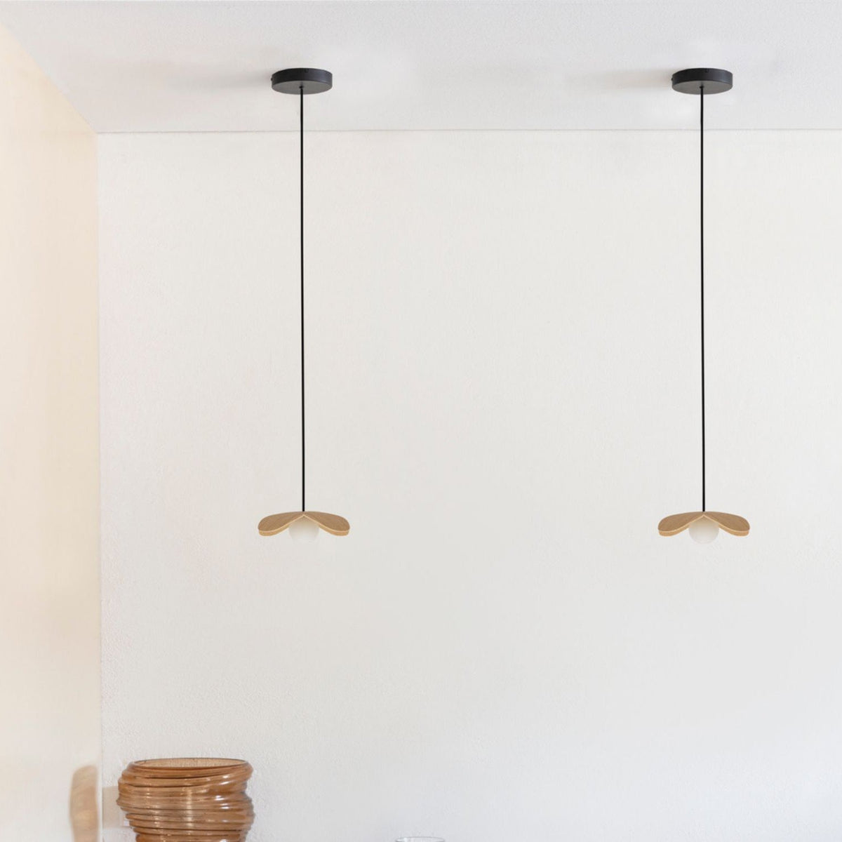 UMAGE Forget Me Not lampe i lakeret eg, Mini med Rosette Mini – miljøbillede