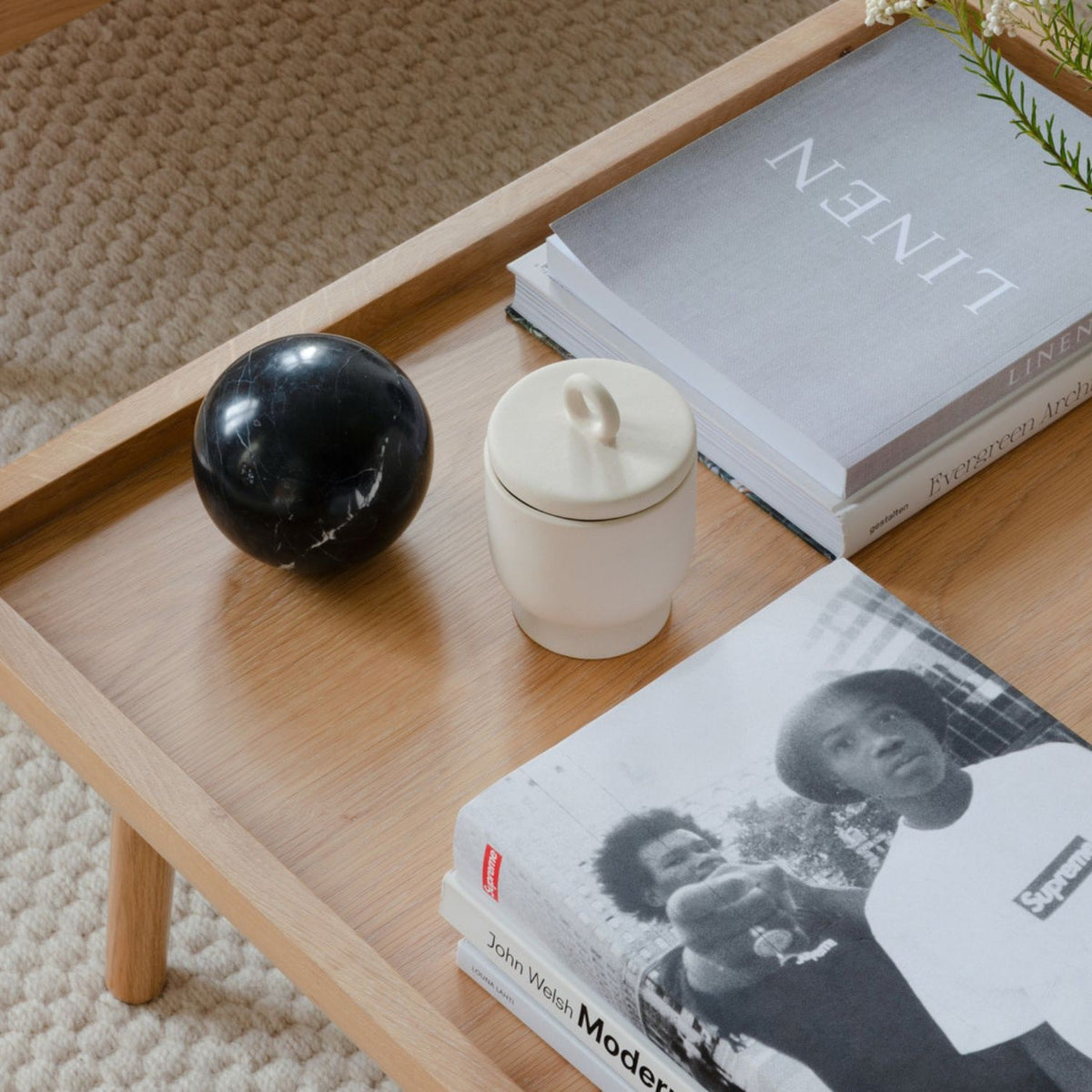 UMAGE Lounge Around Shuffle sofabord – Lakeret eg – miljøbillede