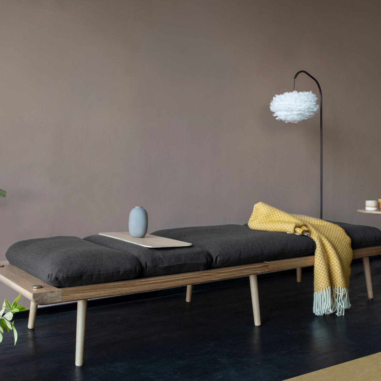 UMAGE Lounge Around daybed – Lakeret eg / Shadow – miljøbillede