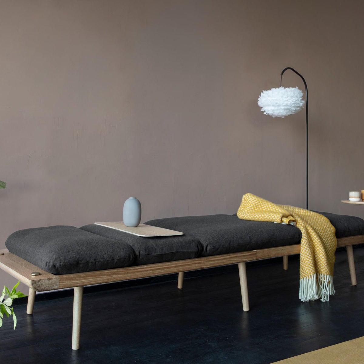 UMAGE Lounge Around daybed – Lakeret eg / Shadow – miljøbillede