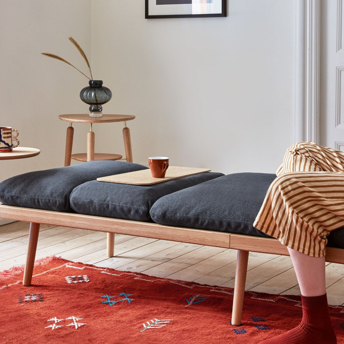 UMAGE Lounge Around daybed – Lakeret eg / Shadow – miljøbillede