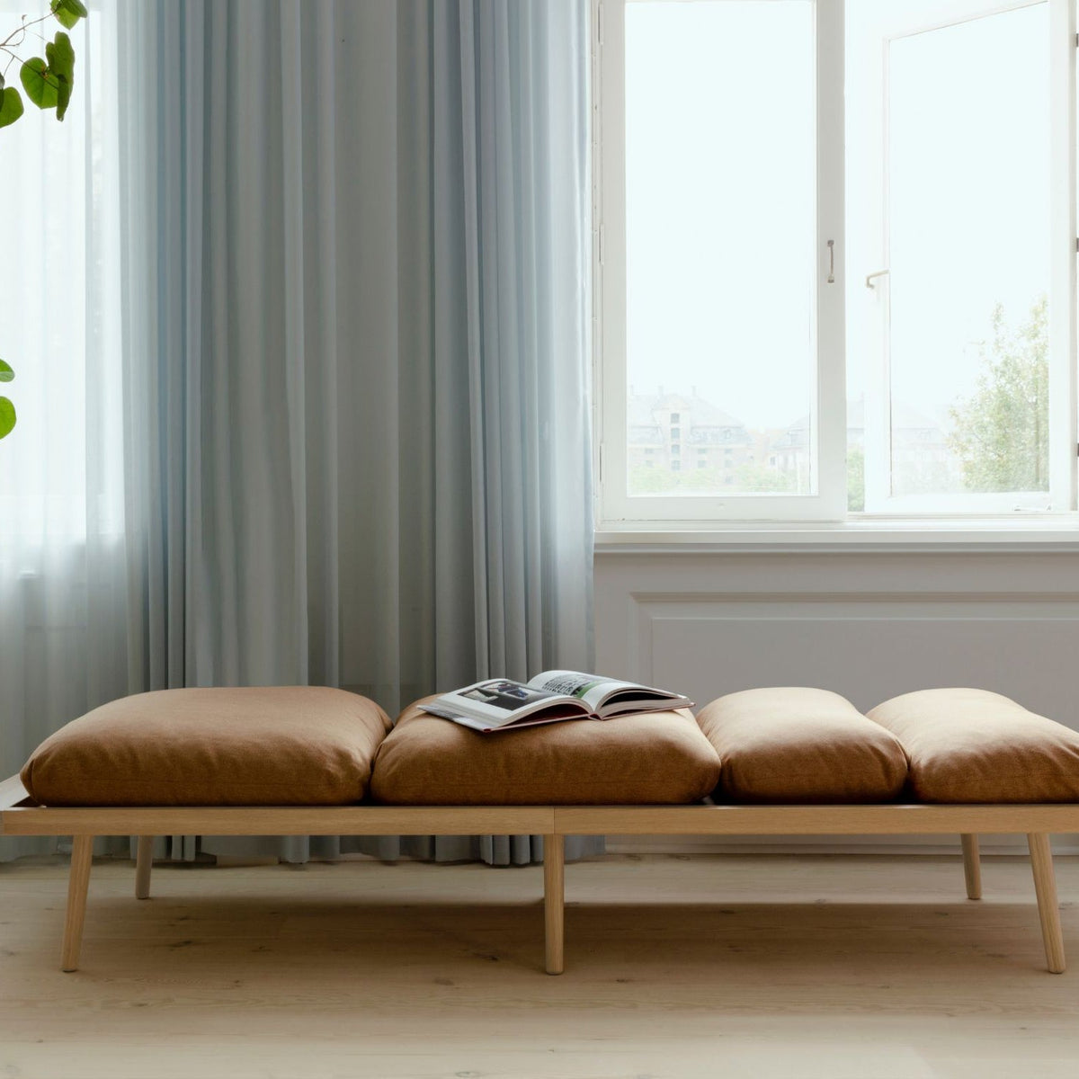 UMAGE Lounge Around daybed – Lakeret eg / Sugar Brown – miljøbillede