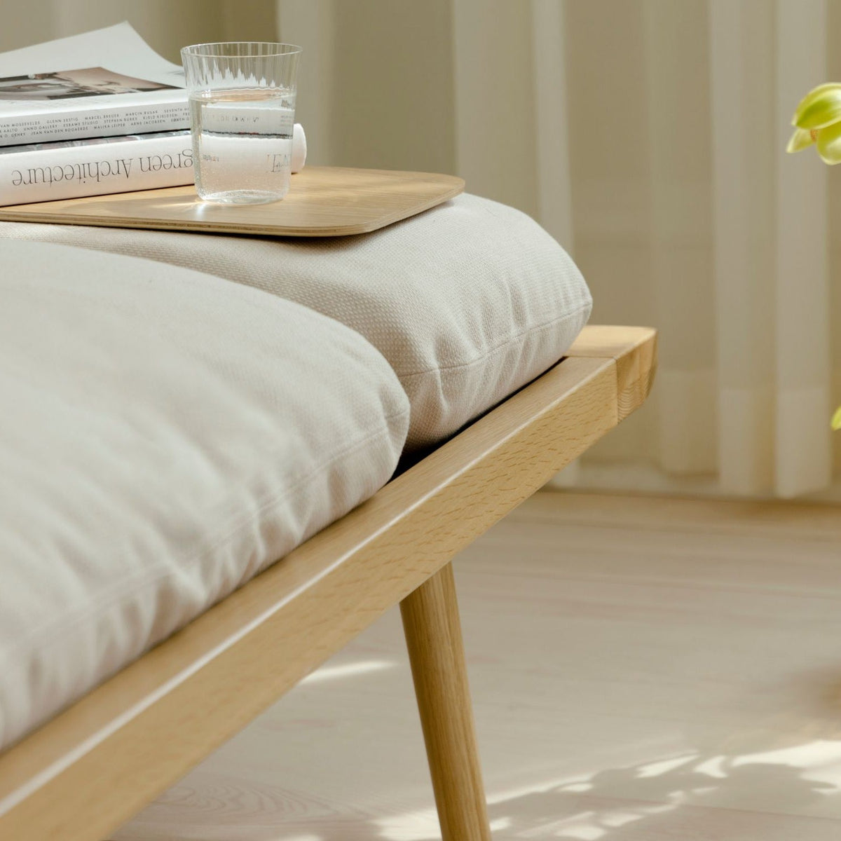 UMAGE Lounge Around daybed – Lakeret eg / White Sands – miljøbillede