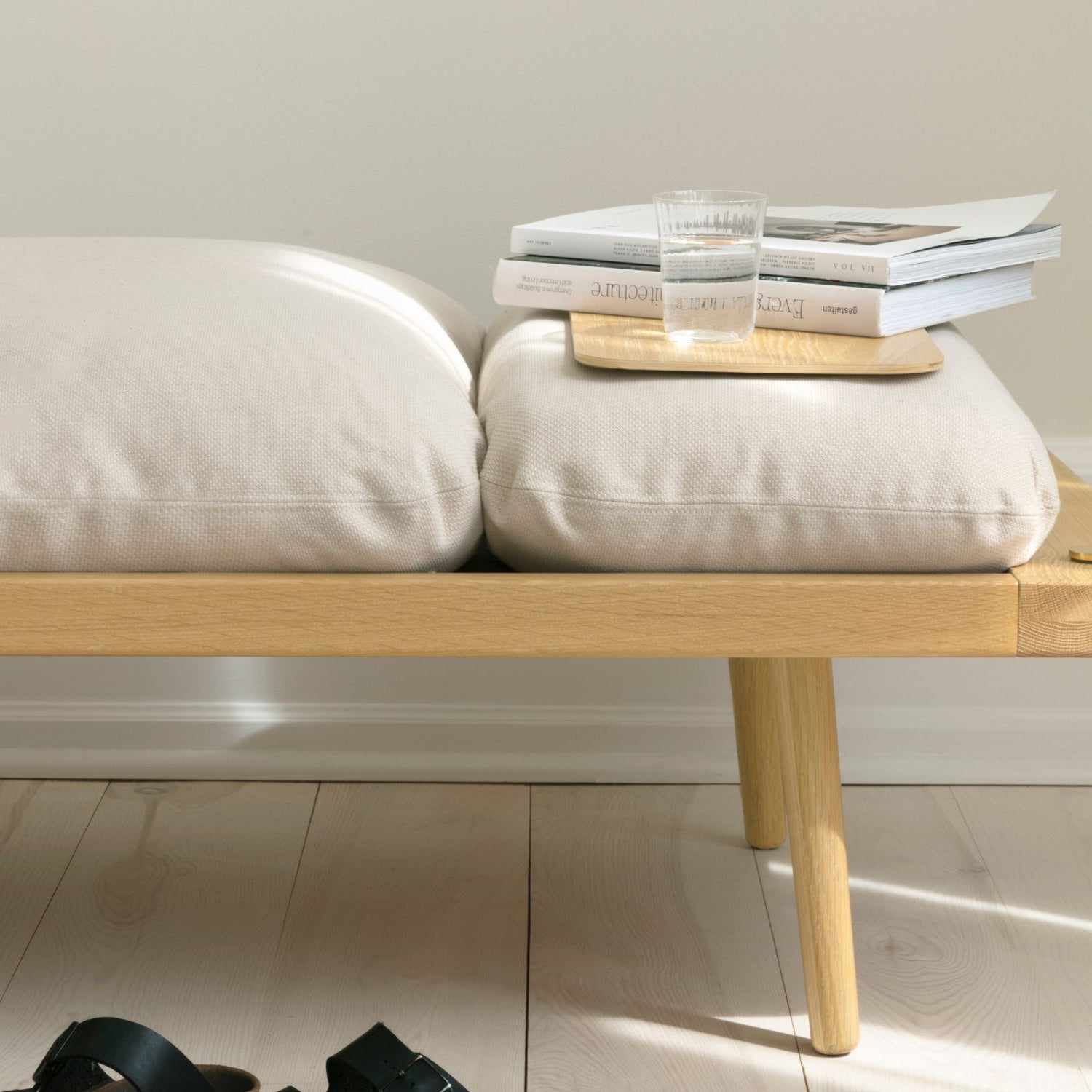UMAGE Lounge Around daybed – Lakeret eg / White Sands – miljøbillede