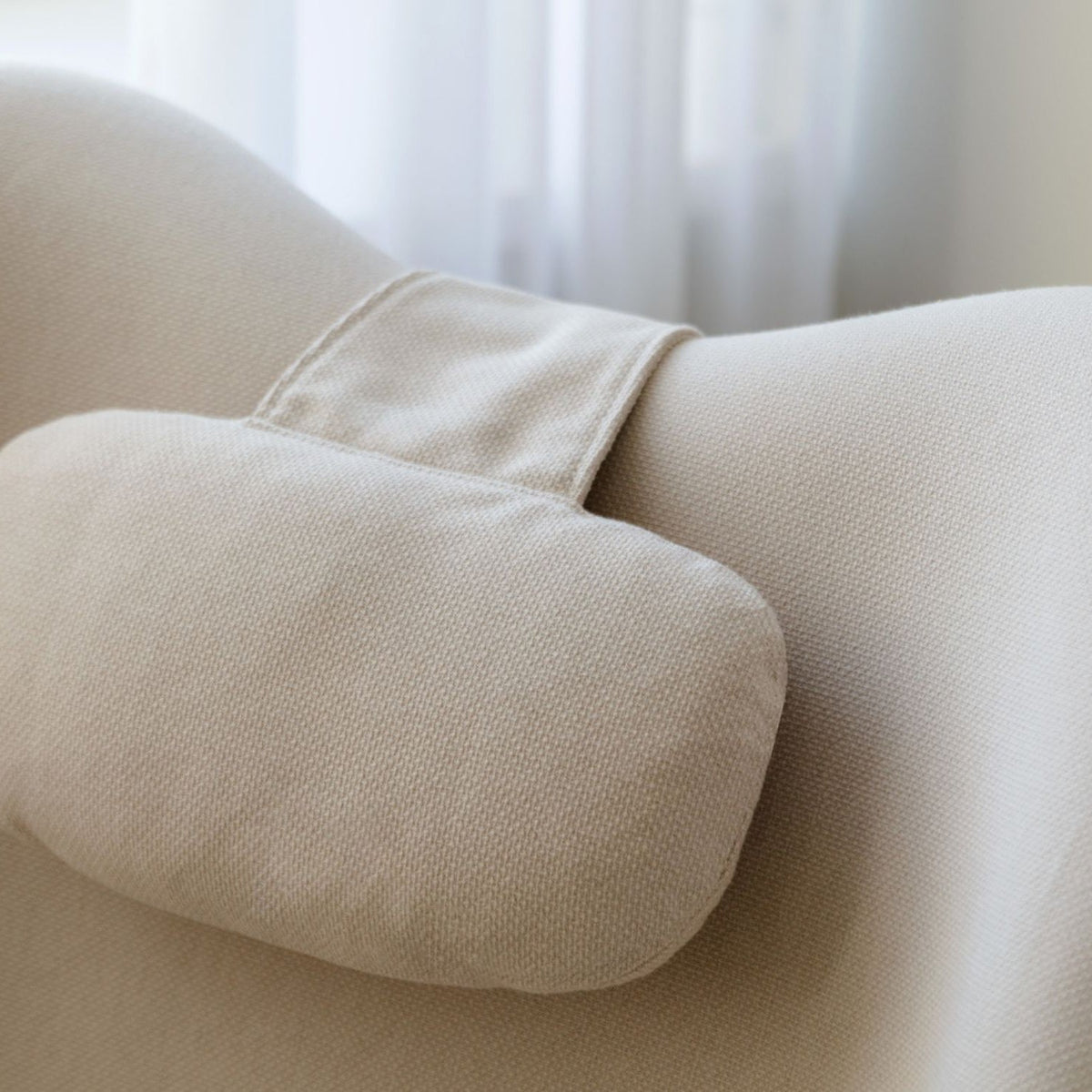 UMAGE Neck Rest – White Sands – miljøbillede