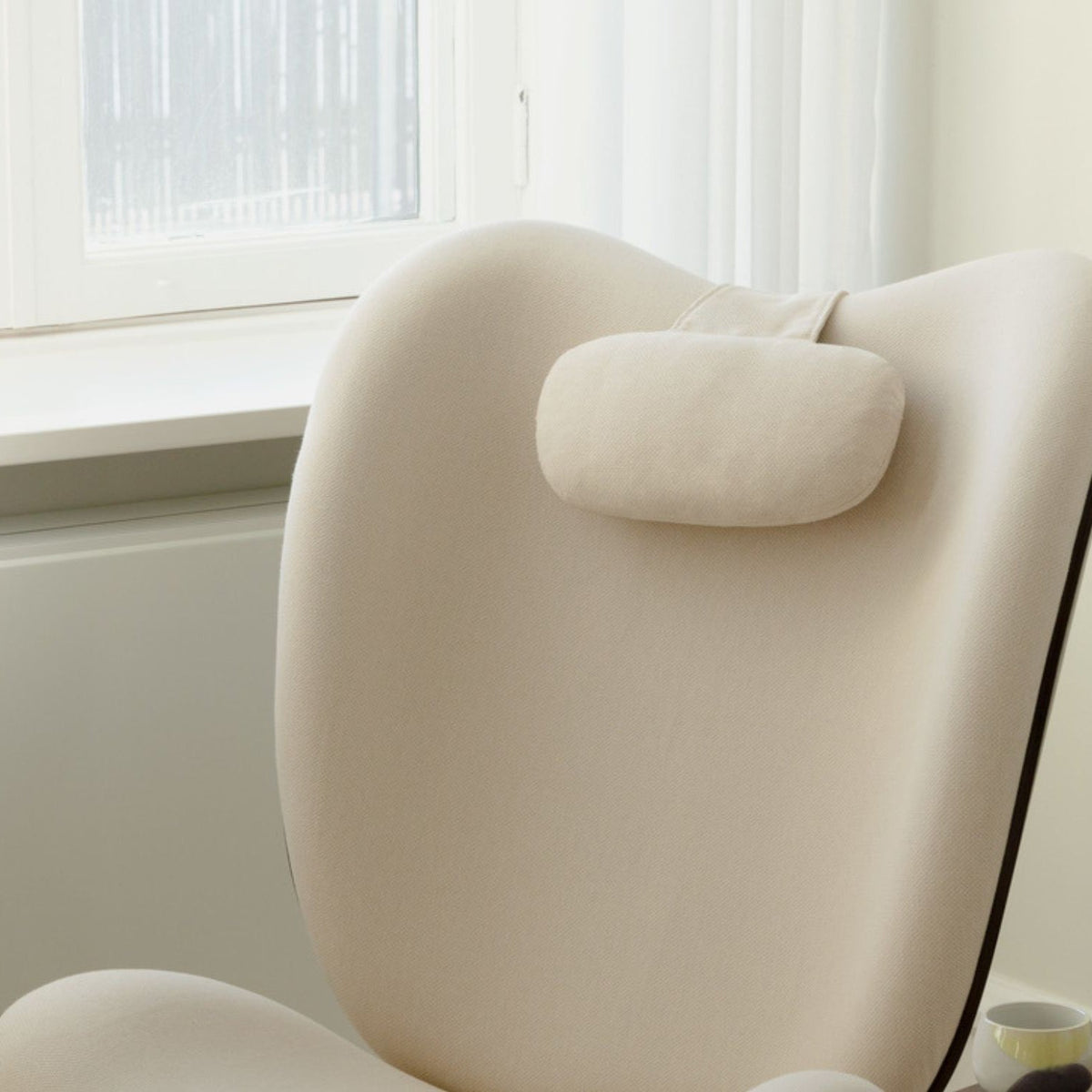 UMAGE Neck Rest – White Sands – miljøbillede