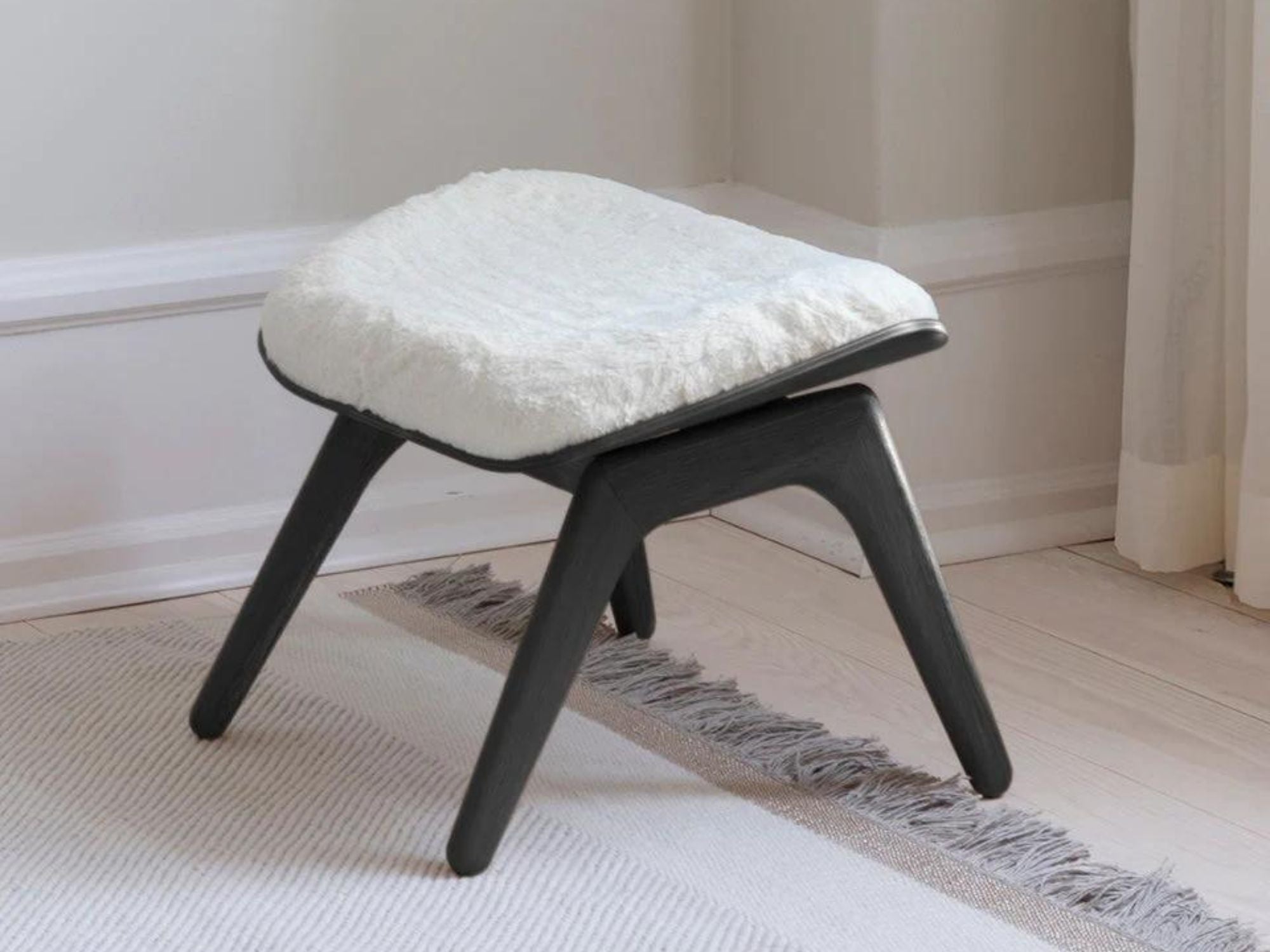 The Reader Ottoman skammel