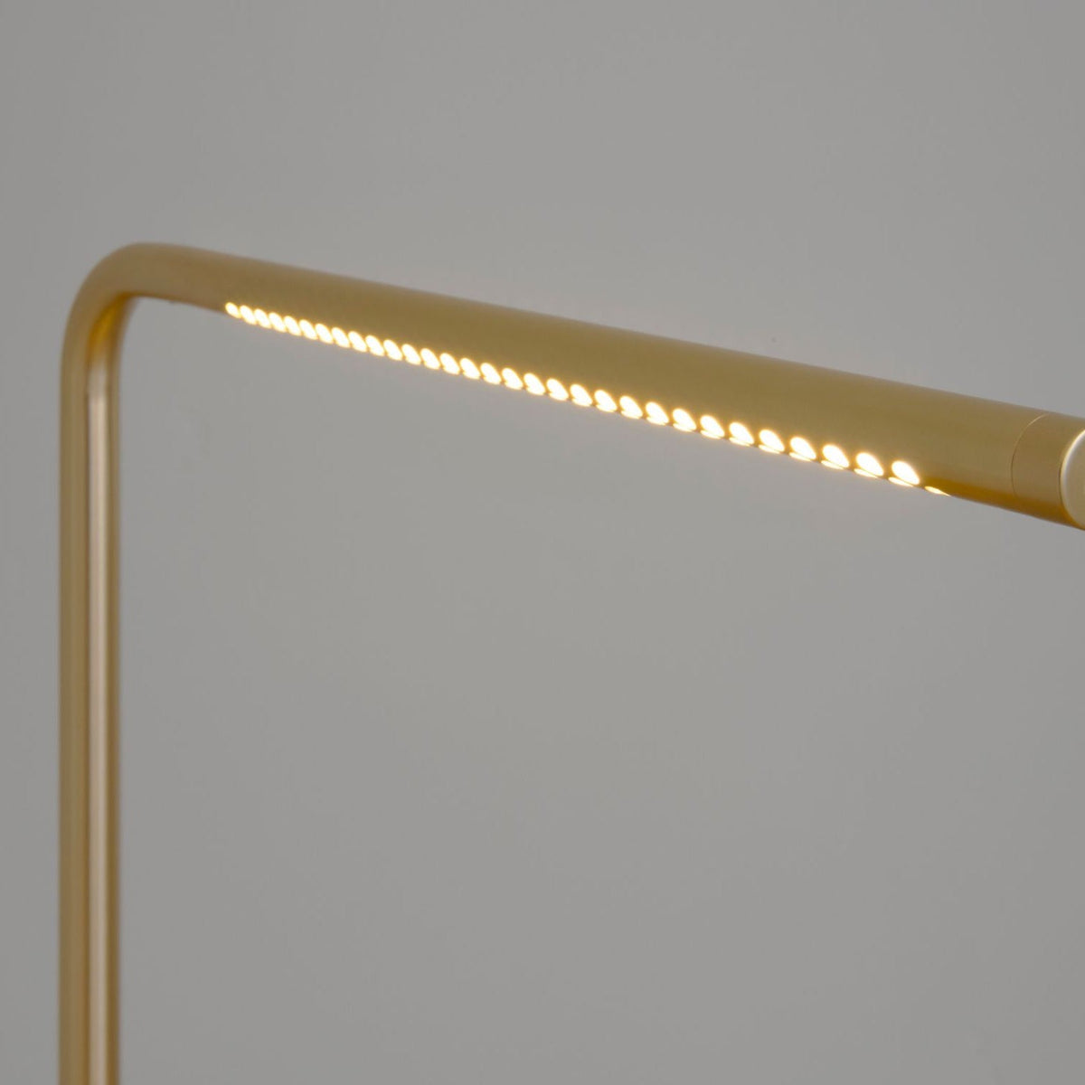 UMAGE Omni bordlampe i messing – miljøbillede