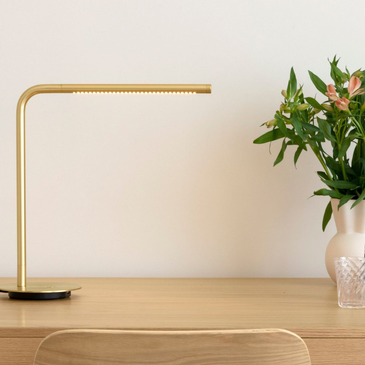 UMAGE Omni bordlampe i messing – miljøbillede
