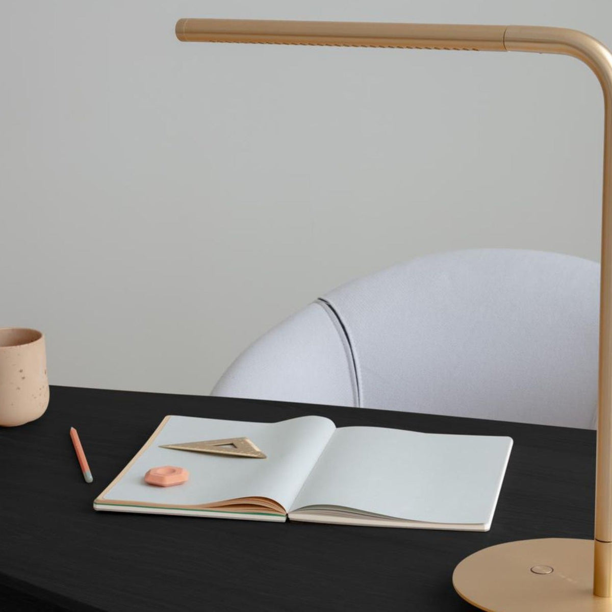 UMAGE Omni bordlampe i messing – miljøbillede
